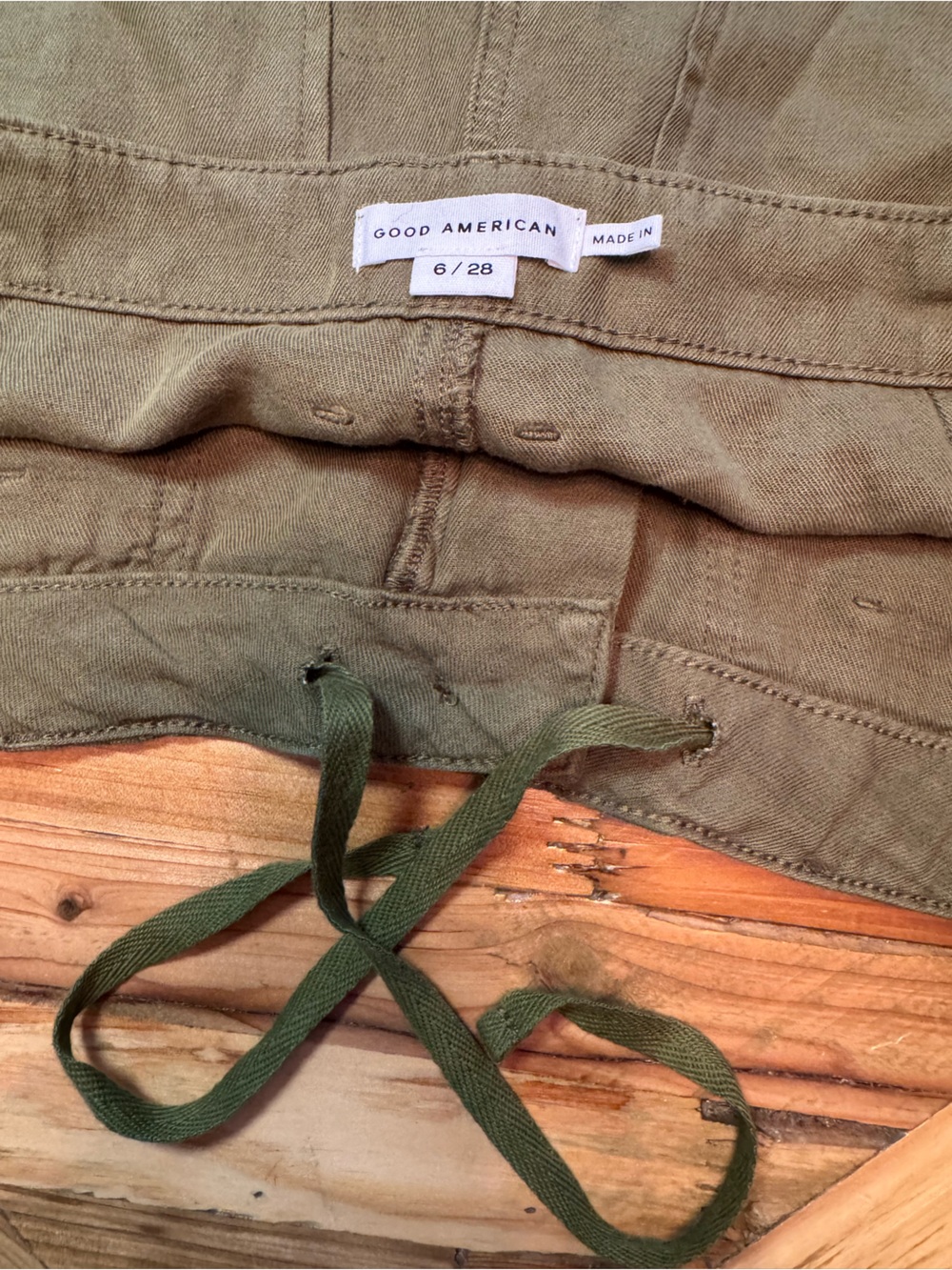 Good American Lite Linen Bermuda Shorts Martini Olive Size 6/28 - Picture 4 of 8